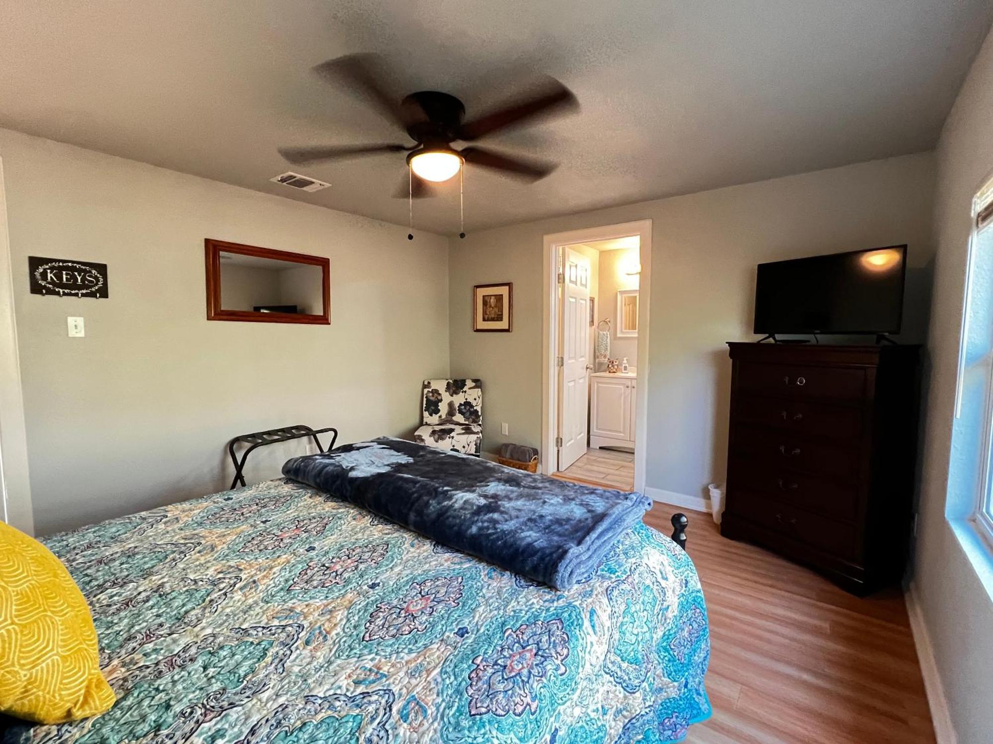 Boho Bliss- Cozy Private Room 2 Miles From Alamodome! Сан-Антонио Экстерьер фото