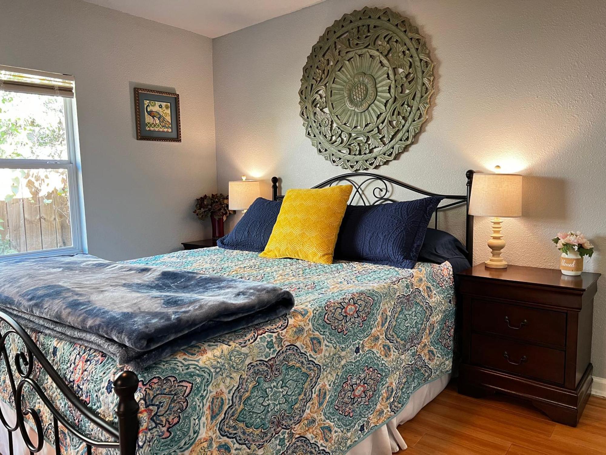 Boho Bliss- Cozy Private Room 2 Miles From Alamodome! Сан-Антонио Экстерьер фото