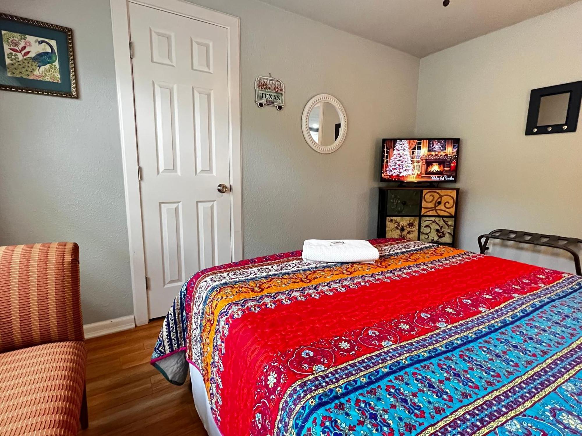 Boho Bliss- Cozy Private Room 2 Miles From Alamodome! Сан-Антонио Экстерьер фото