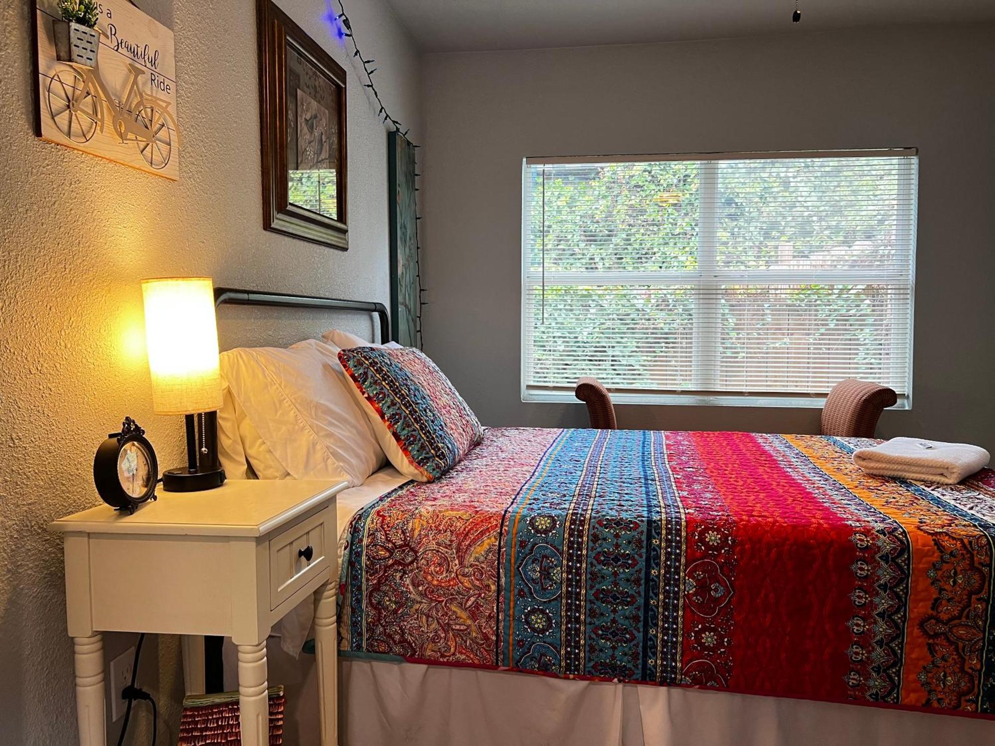 Boho Bliss- Cozy Private Room 2 Miles From Alamodome! Сан-Антонио Экстерьер фото