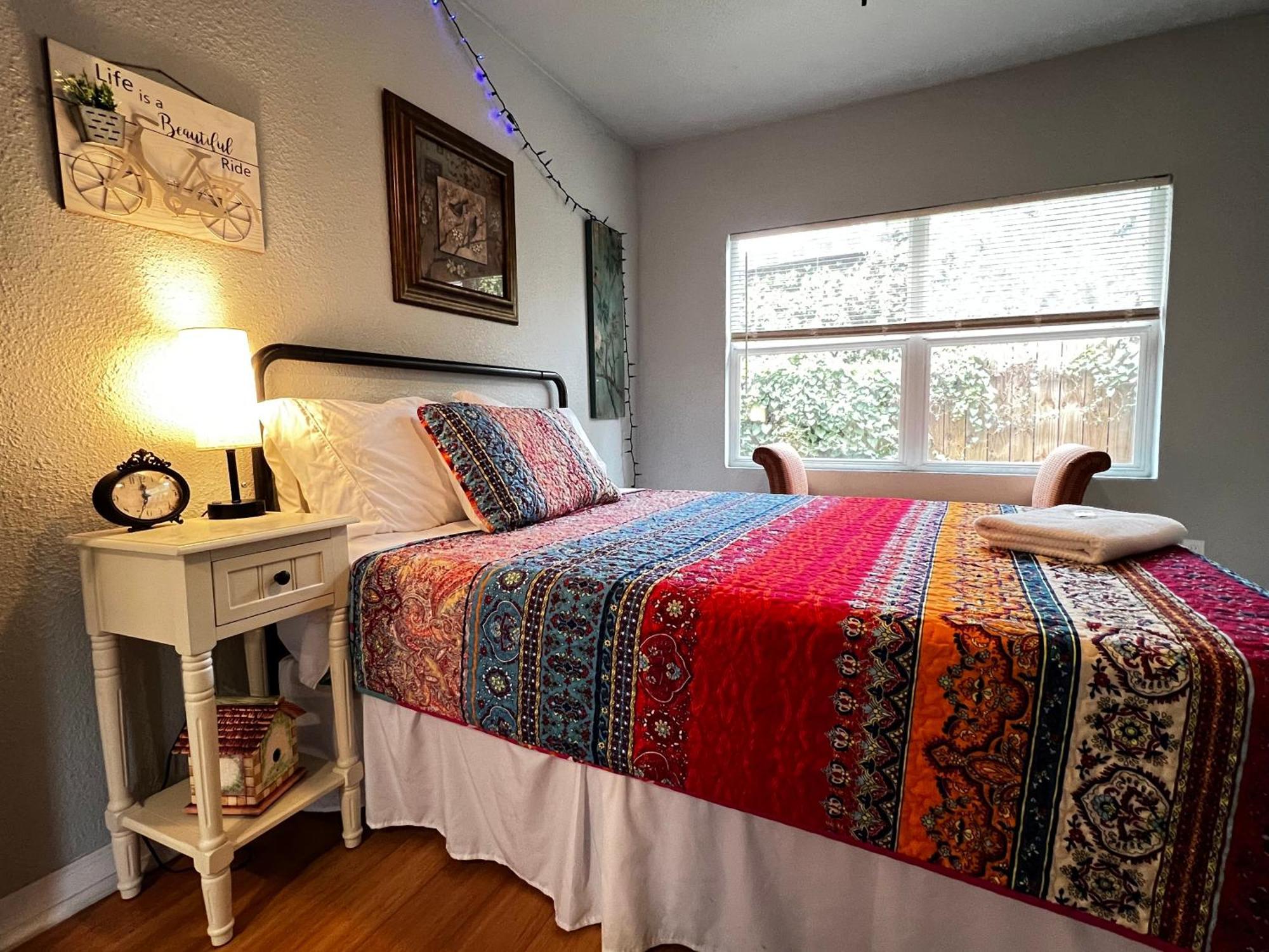 Boho Bliss- Cozy Private Room 2 Miles From Alamodome! Сан-Антонио Экстерьер фото