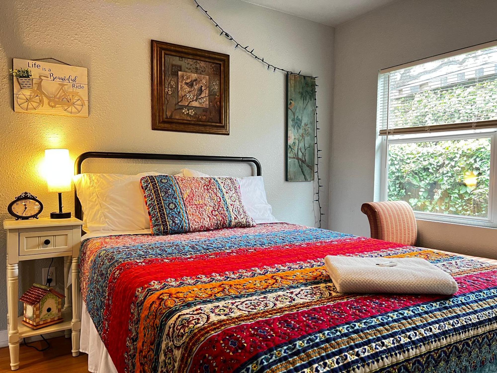 Boho Bliss- Cozy Private Room 2 Miles From Alamodome! Сан-Антонио Экстерьер фото