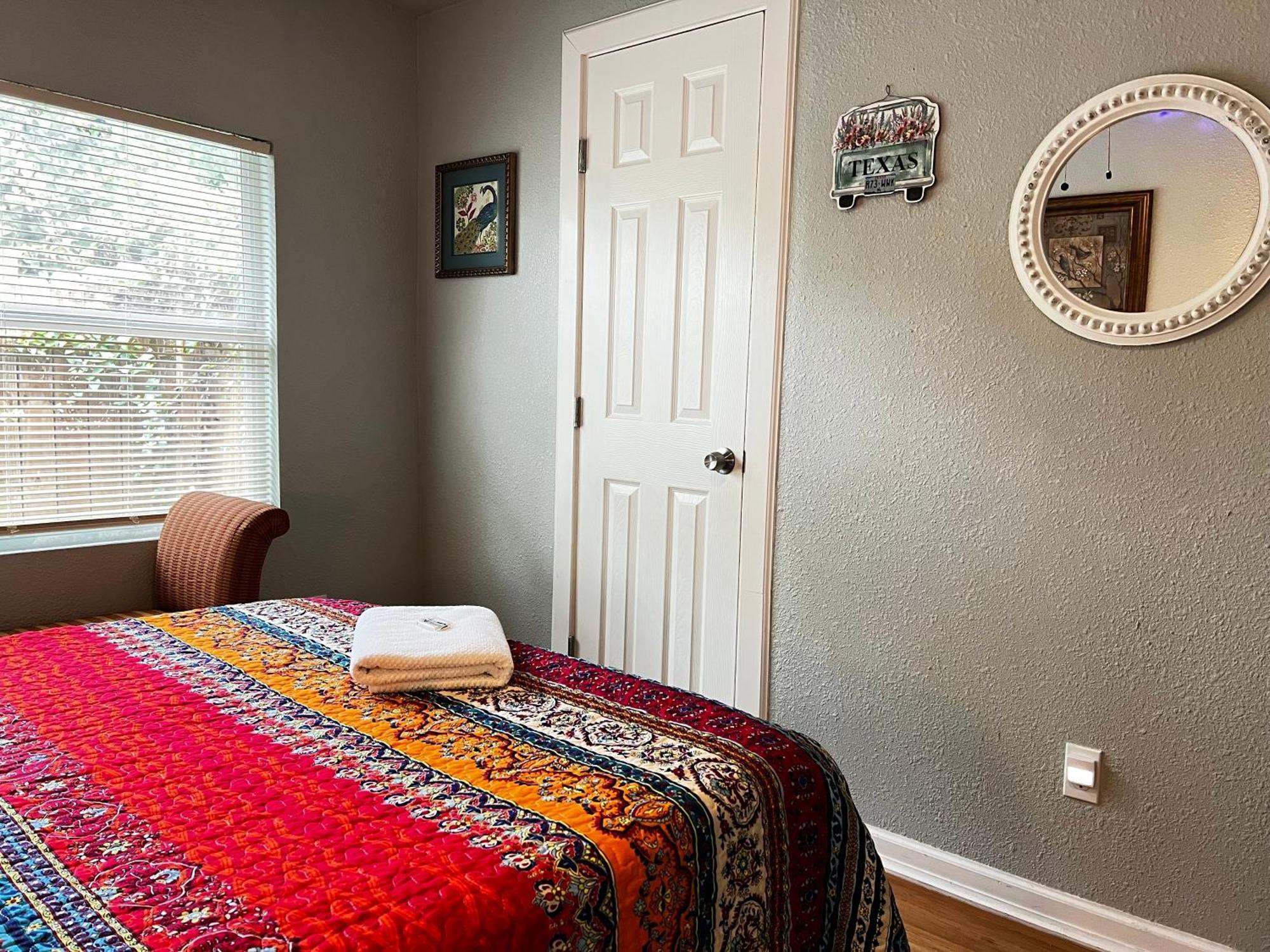 Boho Bliss- Cozy Private Room 2 Miles From Alamodome! Сан-Антонио Экстерьер фото