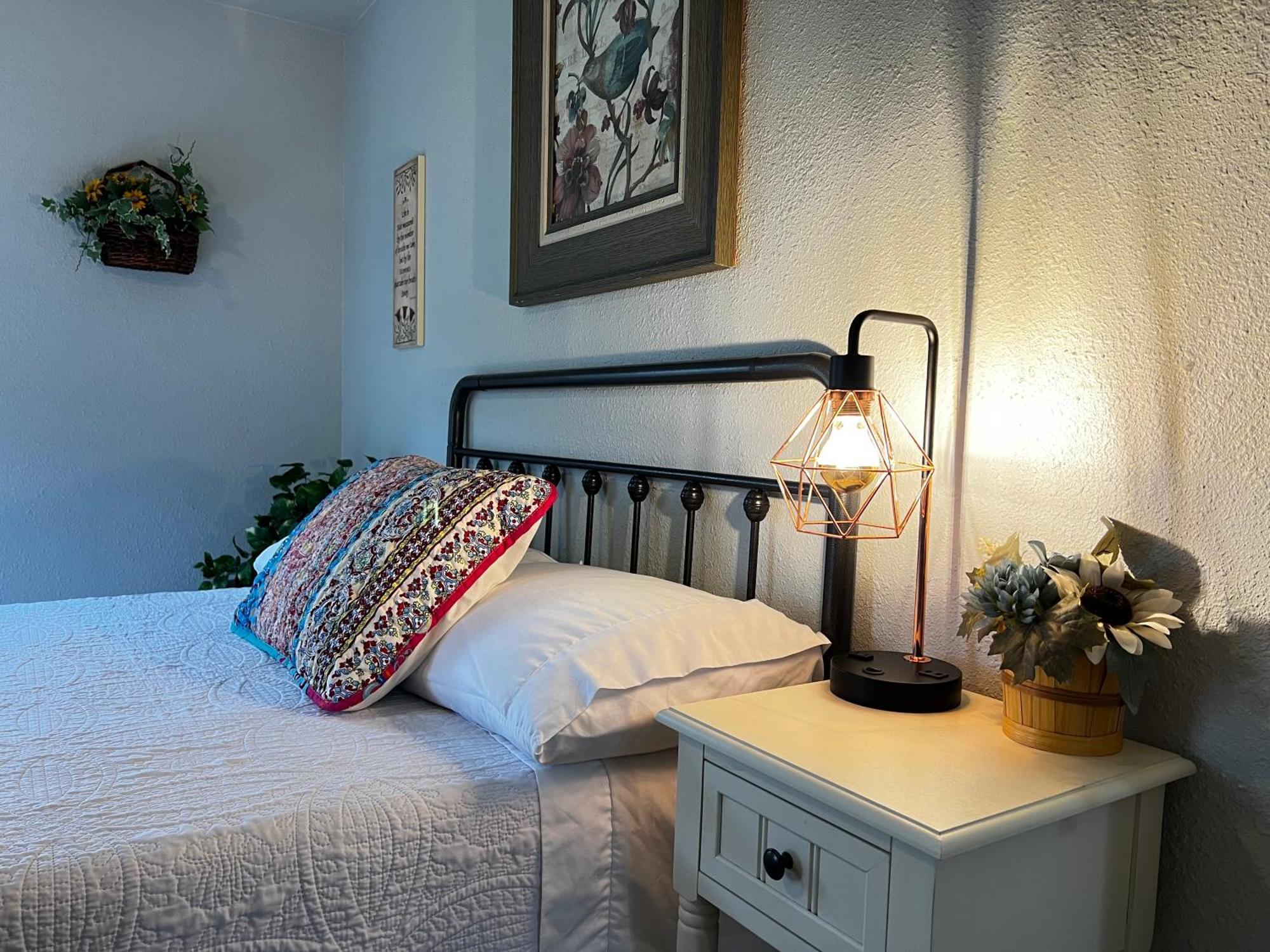 Boho Bliss- Cozy Private Room 2 Miles From Alamodome! Сан-Антонио Экстерьер фото